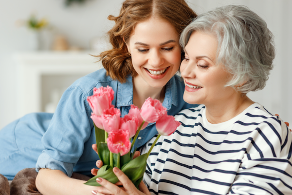 Tochter überreicht Mutter Rosen