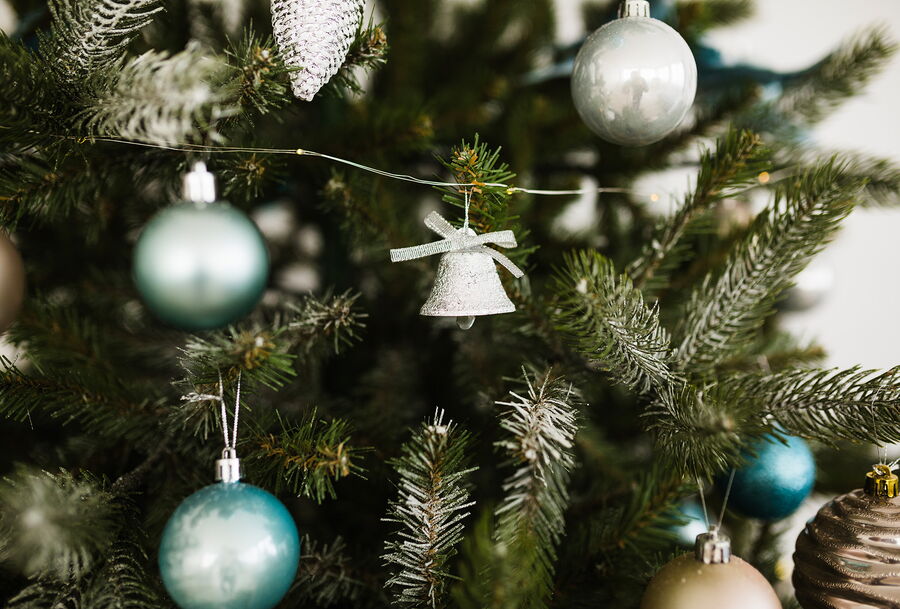 Weihnachtsbaum dekoriert mit blauen und silbernen Weihnachtskugeln