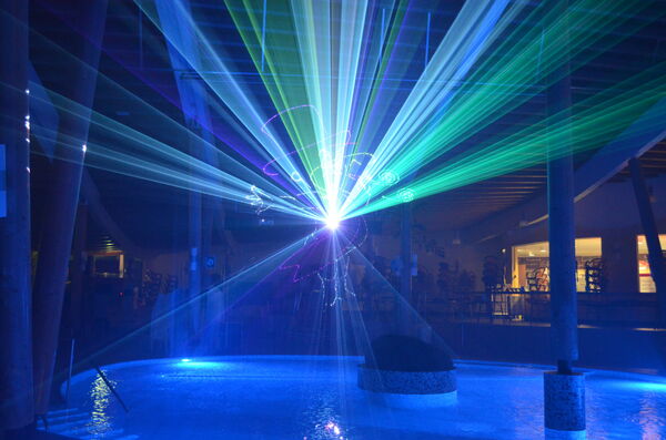 Lasershow mit blauen und grünlichen Lichttönen im Sole Felsen Bad.