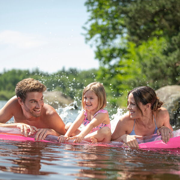 Familie lachend im Wasser