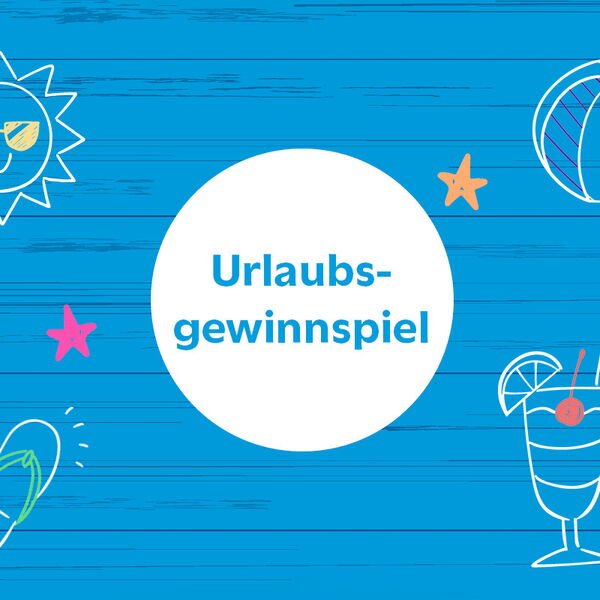 Blauer Hintergrund in Holzoptik mit Kreis in der Mitte, auf dem "Urlaubsgewinnspiel" steht. Am Rand sieht dekorative Icons mit Sommermotiv.